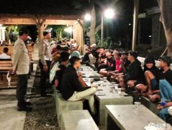Petugas Polsek Warujayeng Sapa Pengunjung Warung ciptakan Kamtibmas Kondusif.
