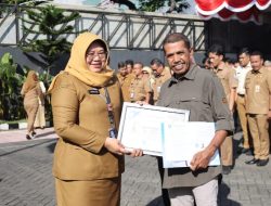Kadis Kominfo Jatim Serahkan SK Purnabakti kepada Dua Pegawai ASN