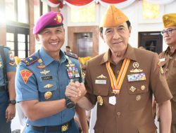 Danlantamal V Hadiri Penganugerahan Bintang LVRI Kepada Walikota Surabaya