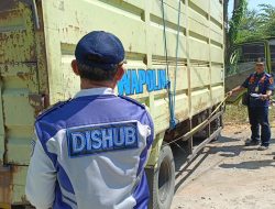 Puluhan Petugas Gabungan Berhentikan Truk Melebihi Muatan
