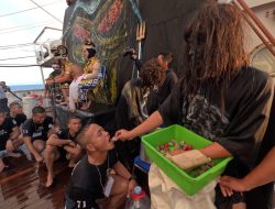 Tradisi Mandi Khatulistiwa Diselenggarakan Di Atas Geladak KRI Bima Suci