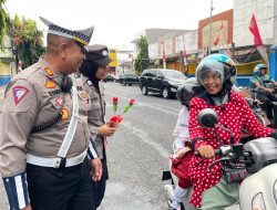 Sambut Hari Jadi ke – 76 Polwan Polres Lumajang Gelar Aksi Simpatik Sosialisasikan Kamseltibcarlantas