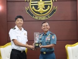 Danlantamal V Terima Kunjungan Atase Laut Singapura Bersama Komandan Kapal Perang RSS Resolution (208)