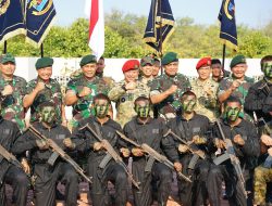 Pangkoarmada II Sematkan Brevet Kehormatan Manusia Katak Dan Brevet Scuba Diver TNI AL Kepada 11 Pati TNI AD