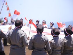 Hari Jadi ke-76, Polwan Polres Madiun Kibarkan Merah Putih dan Bendera Polwan di Puncak Bukit Mongkrang