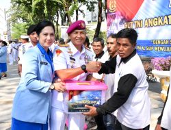 Jelang HUT TNI AL, Danlantamal V Ikuti Upacara Ziarah dan Tabur Bunga