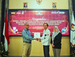 KPU Kota Kediri Serahkan Berita Acara Penelitian Persyaratan Administrasi Pasangan Calon Walikota Dan Wakil Walikota Kediri 2024