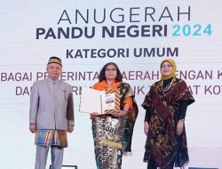 Pj Wali Kota Kediri Zanariah Terima Penghargaan Anugerah Pandu Negeri 2024