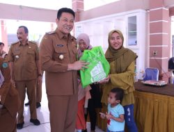 Cegah Stunting, Plt Bupati Subandi Salurkan Ayam dan Telur untuk Warga