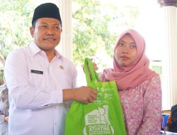 Plt. Bupati Serahkan Bantuan Pangan secara Maraton di 3 Kecamatan
