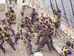 Pertajam Naluri Tempur Sebagai Pengawak Alutsista, Taruna AAL Latihan Peran Layar Di KRI Bima Suci