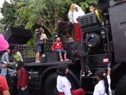 Antusiasme Warga Jatim Nikmati Alutsista TNI AL Saat Parade Surya Senja di Grahadi