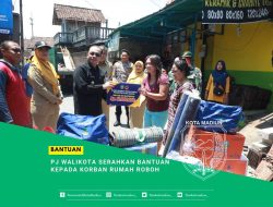 Pj Walikota Serahkan Bantuan Kepada Korban Rumah Roboh