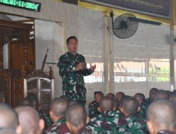 Komandan Kodiklatal Letjen TNI Mar Nur Alamsyah Sholat Jumat Bersama Siswa Dikmaba TNI AL