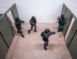 Marinir TNI AL Bersama Tentara Australia Laksanakan Peperangan Kota Jarak Dekat Dalam Latgabma Keris Woomera