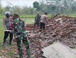 Gercep, Polisi dan TNI Bantu Tangani Dampak Angin Puting Beliung di Bondowoso