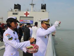 Lantamal V Gelar Upacara Tabur Bunga Di KRI dr. Soeharso-990
