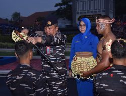Pangkoarmada II Sambut Perwira Remaja AAL Angkatan LXIX dengan Tradisi Penyiraman Tirta Putra Samudera