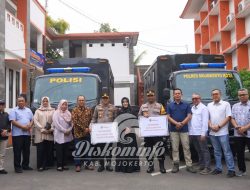 Pemkab Mojokerto Serahkan Dua Armada Truk Pasukan untuk Polres dan Polresta