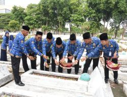 Sambut HUT ke-53 Korpri, PNS Lantamal V Ziarah Rombongan Ke TMP 10 November