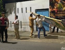 Penyelenggara Pemilu Banyuwangi Bersih-bersih APK saat Masa Tenang