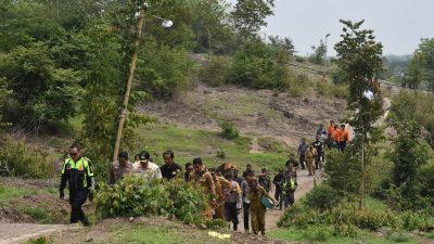 Kapolres Bondowoso Bersama Forkopimda Menembus Jalan Terjal, Pastikan Distribusi Logistik Pilkada di Lokasi Terpencil Aman