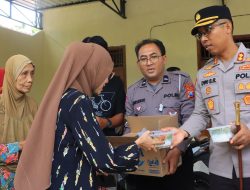 Cooling System Pungut Suara, Polres Ngawi Berbagi Makanan Sehat Gratis untuk Warga di TPS