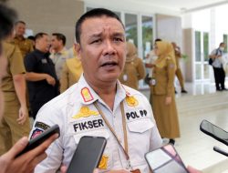 Satpol PP Surabaya Tertibkan Seluruh APK saat Minggu Tenang Kampanye