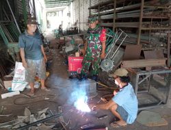 Babinsa Koramil 0817/09 Balongpanggang Anjangsana ke Usaha Pengelasan Desa Klotok