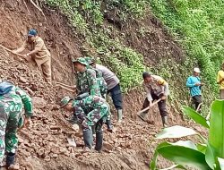 Polres Madiun Bersama TNI Gelar Kerja Bakti Perbaiki Jalan Rusak Akibat Tanah Longsor