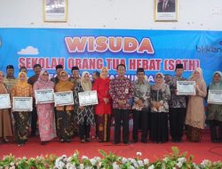 Kepala Dinas PPKB Nganjuk Wisuda 345 Orang Tua Hebat di Kecamatan Tanjunganom