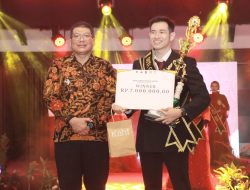 Wakil Bupati Malang Serahkan Piala Winner Duta Gempur Rokok Ilegal Kabupaten Malang Tahun 2024
