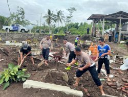Gotong Royong Polisi Bersama Warga Perbaiki Makam yang Rusak Akibat Banjir di Blitar