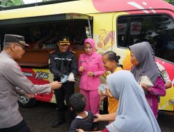 Mobil Si Sumeh Polres Pasuruan Kota Salurkan Bantuan Untuk Korban Banjir di Rejoso
