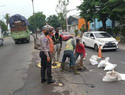 Jelang Nataru, Polres Pasuruan Mitigasi Jalur Surabaya-Malang, Tambal Jalan Berlubang