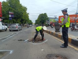 Mitigasi Jelang Nataru, Polres Situbondo Tandai Jalan Berlubang di Jalur Pantura