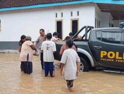 Gercep Polisi Tangani Banjir di Jember Perlancar Lalin hingga Bersihkan Rumah Warga Terdampak