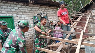 Sigap Dan Tanggap, Anggota Koramil 02 Socah Bantu Warga Terkena Bencana