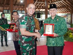 Tradisi Tonting YWPJ Warnai Upacara Peringatan Hari Juang TNI AD ke-79 dan HUT ke-76 Kodam V/Brawijaya, Sinergi TNI-Rakyat Diperkuat