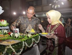 Pemotongan Tumpeng dan Pemberian Apresiasi Kepada Prajurit Sebagai Bentuk Syukur HUT Kodam V/Brw