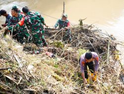 Pasca Banjir, Polres Ponorogo Bersama TNI dan Warga Bersihkan Sungai di Jembatan Tempuran