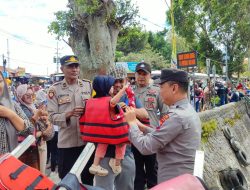 Operasi Lilin Semeru, Polres Magetan Gelar Patroli dan Berbagi Coklat di Lokasi Wisata Sarangan