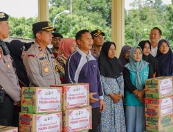 Peduli Korban Puting Beliung, Polres Jombang Salurkan Bantuan Sembako Kepada Masyarakat