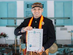 Gelar Kanjeng Raden Tumenggung Alumni Psikologi UHT di Keraton Surakarta