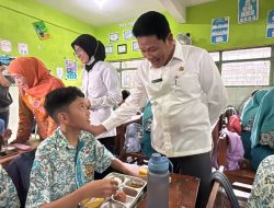 Plt. Bupati Sidoarjo Dan Gubernur Terpilih Jawa Timur Tinjau Pelaksanaan Makan Bergizi Gratis (MBG) Di SMPN 1 Candi