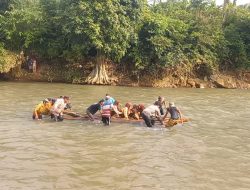 Polisi dan Warga Bantu Seberangkan Anak Sekolah di Jember Gunakan Bambu Rakit Akibat Jembatan Putus