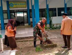 Babinsa Modung Ajak Siswa At-Tahiriyah Cintai Lingkungan Sekolah