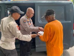 Sihumas Polres Nganjuk Berbagi Nasi Bungkus untuk Warga di Terminal dan Stasiun