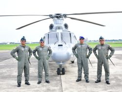 Komandan Puspenerbal Sematkan Brevet Kehormatan Penerbangan kepada Tiga Pati Bintang Dua TNl AL