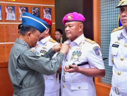 Dankodikmar Kodiklatal Terima Penyematan Brevet Kehormatan Penerbang TNI AL